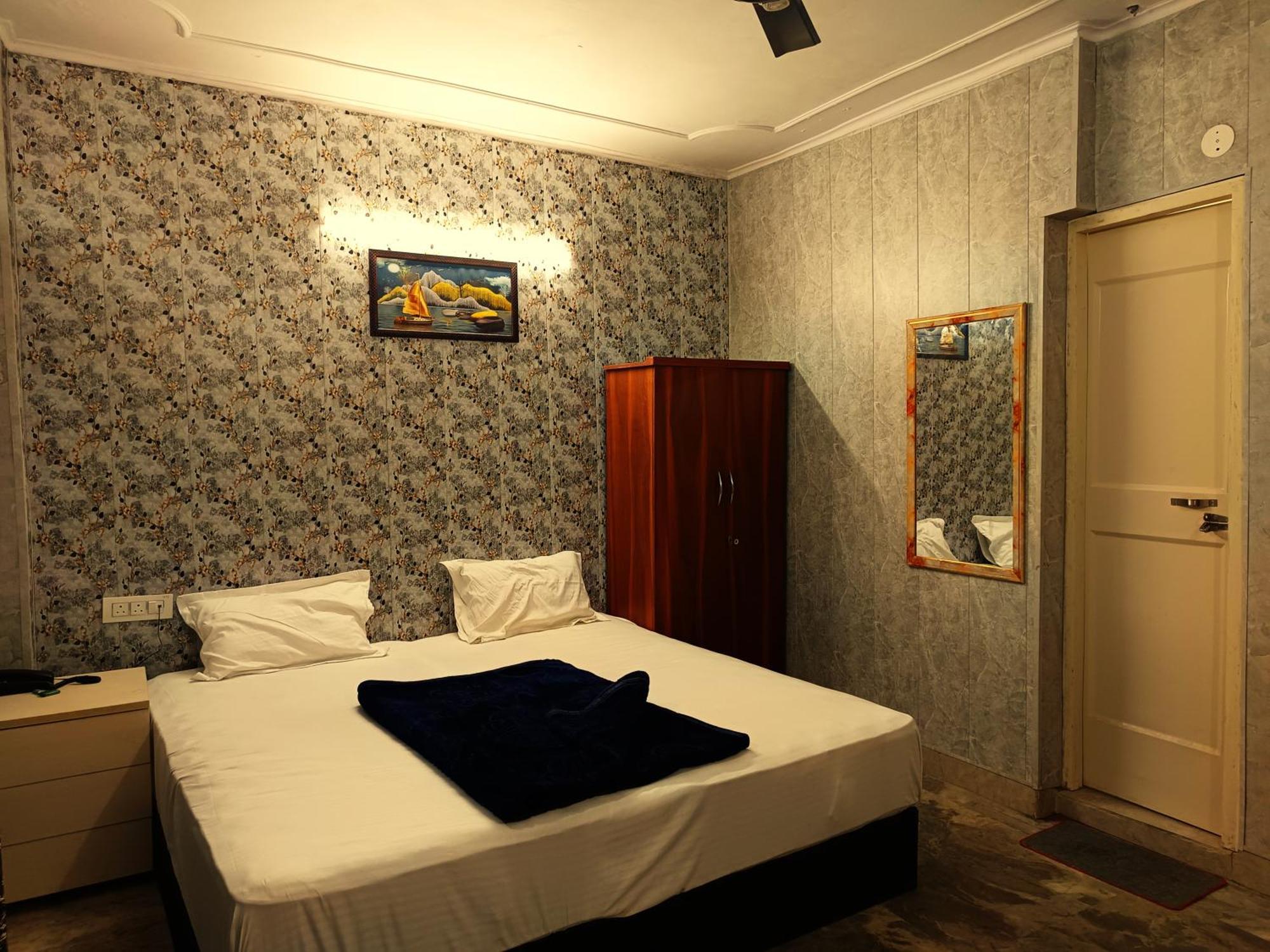 Hotel Haveli Heritage --1 Min Walk In Nizamuddin Railway Station