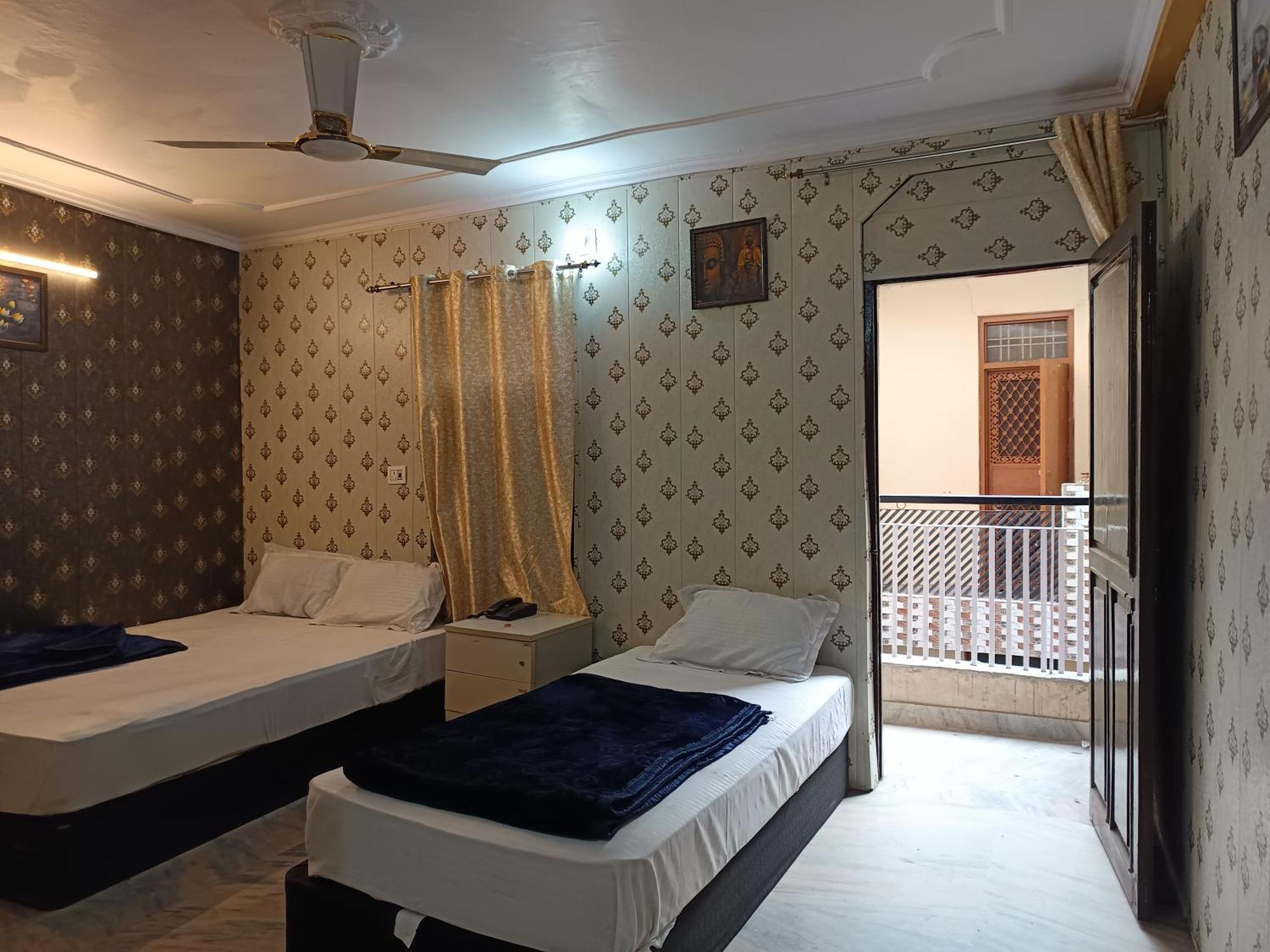Hotel Haveli Heritage --1 Min Walk In Nizamuddin Railway Station 2*