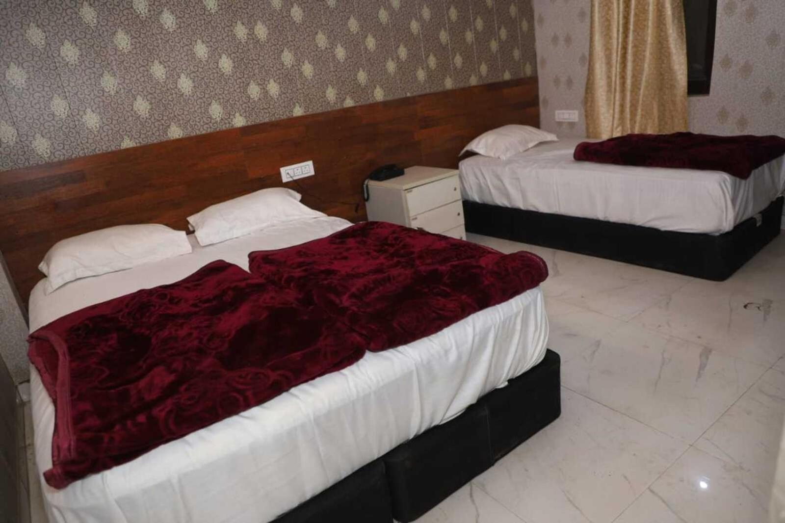 Family Hotel -1 Min Walk In Nizamuddin Railway Station 2*