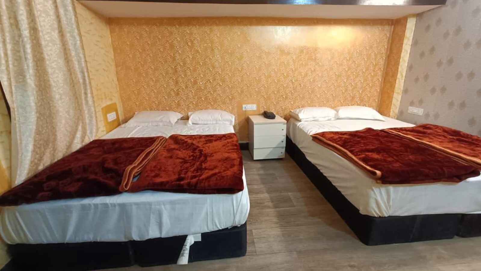 Family Hotel -1 Min Walk In Nizamuddin Railway Station Hotel