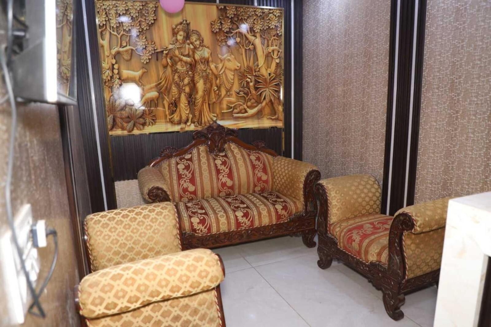 Family Hotel -1 Min Walk In Nizamuddin Railway Station 2*