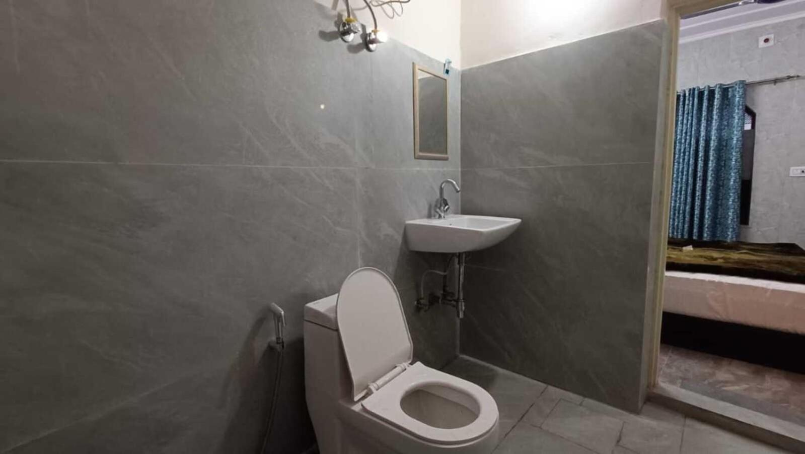 Family Hotel -1 Min Walk In Nizamuddin Railway Station Hotel