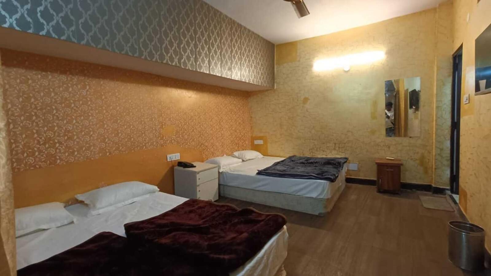 Family Hotel -1 Min Walk In Nizamuddin Railway Station Hotel