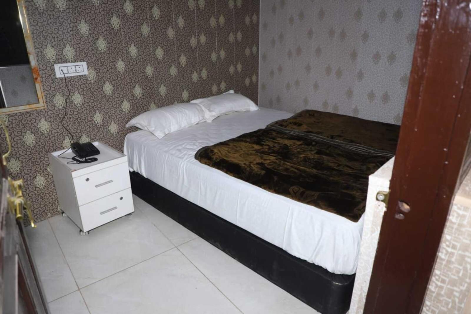 Family Hotel -1 Min Walk In Nizamuddin Railway Station Hotel 2*