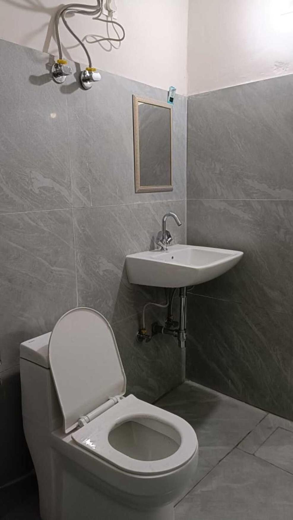 Family Hotel -1 Min Walk In Nizamuddin Railway Station Hotel New Delhi
