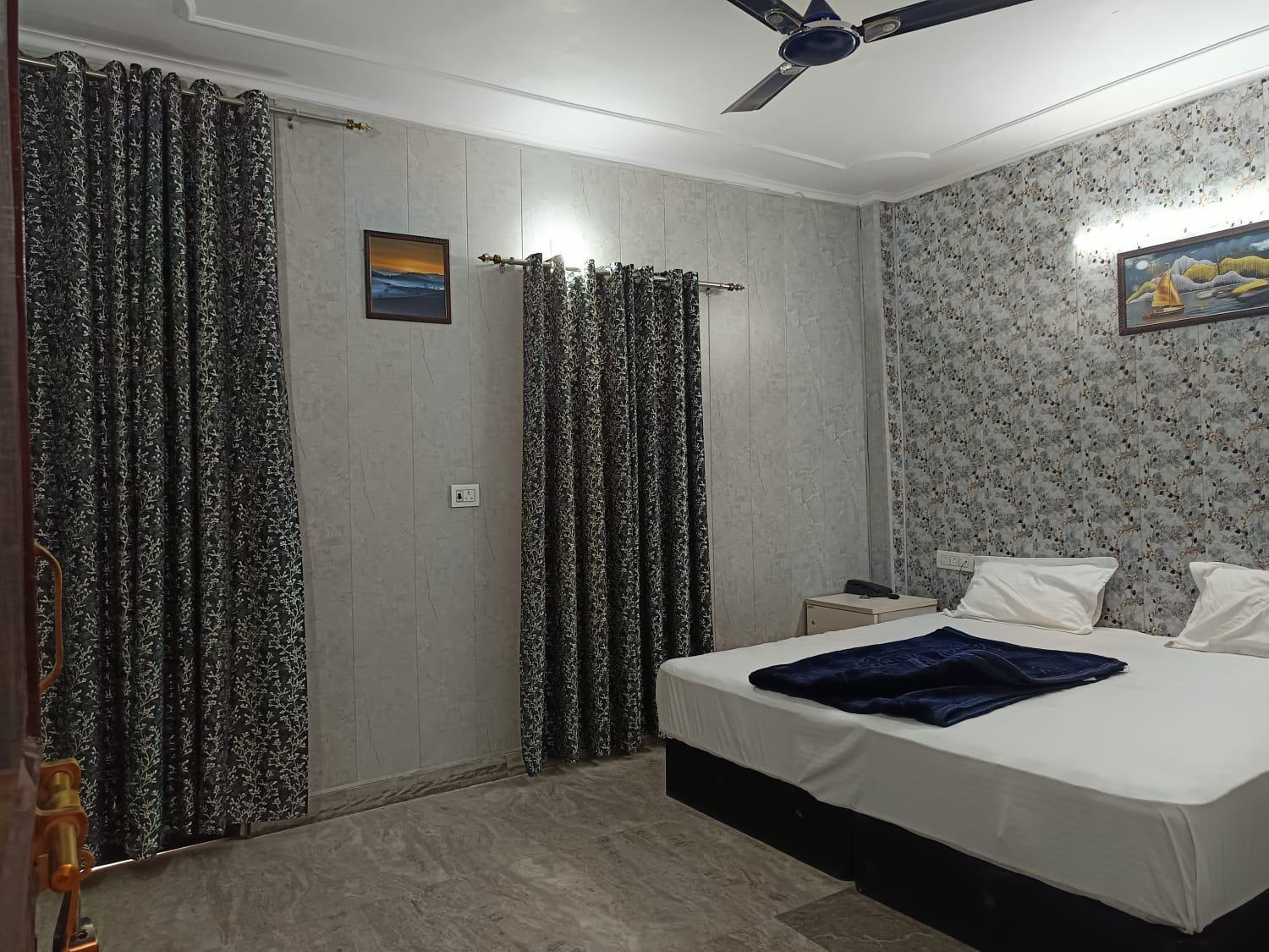 Family Hotel -1 Min Walk In Nizamuddin Railway Station