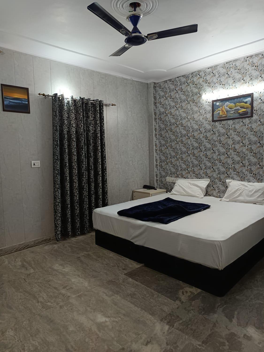 Family Hotel -1 Min Walk In Nizamuddin Railway Station Hotel