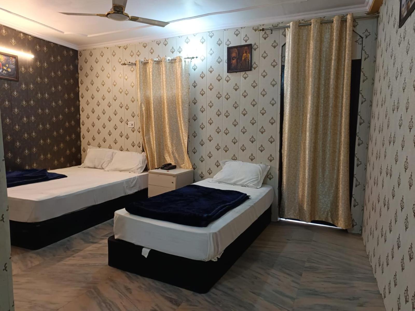 Hotel Family Hotel -1 Min Walk In Nizamuddin Railway Station New Delhi