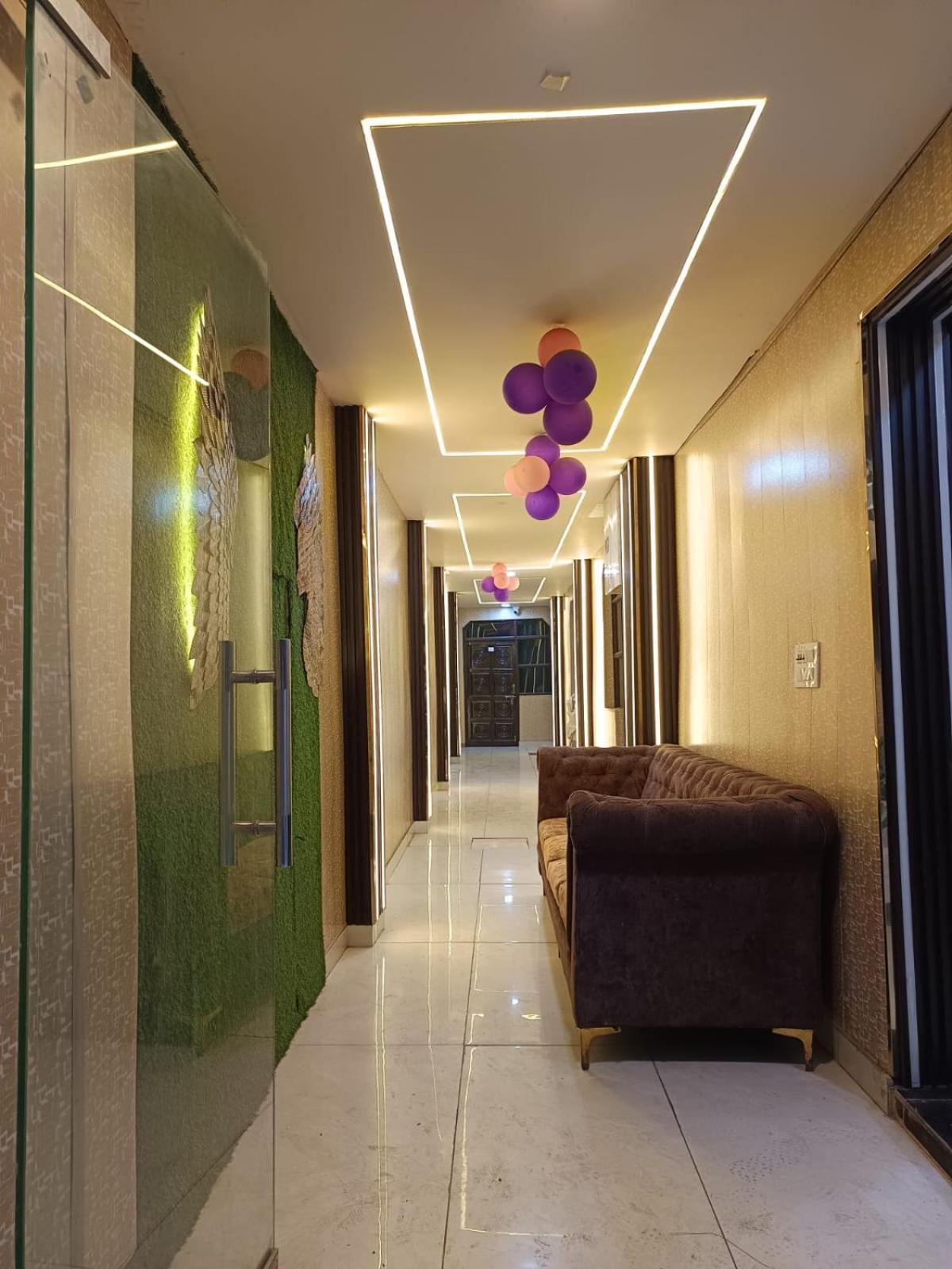 Family Hotel -1 Min Walk In Nizamuddin Railway Station Hotel